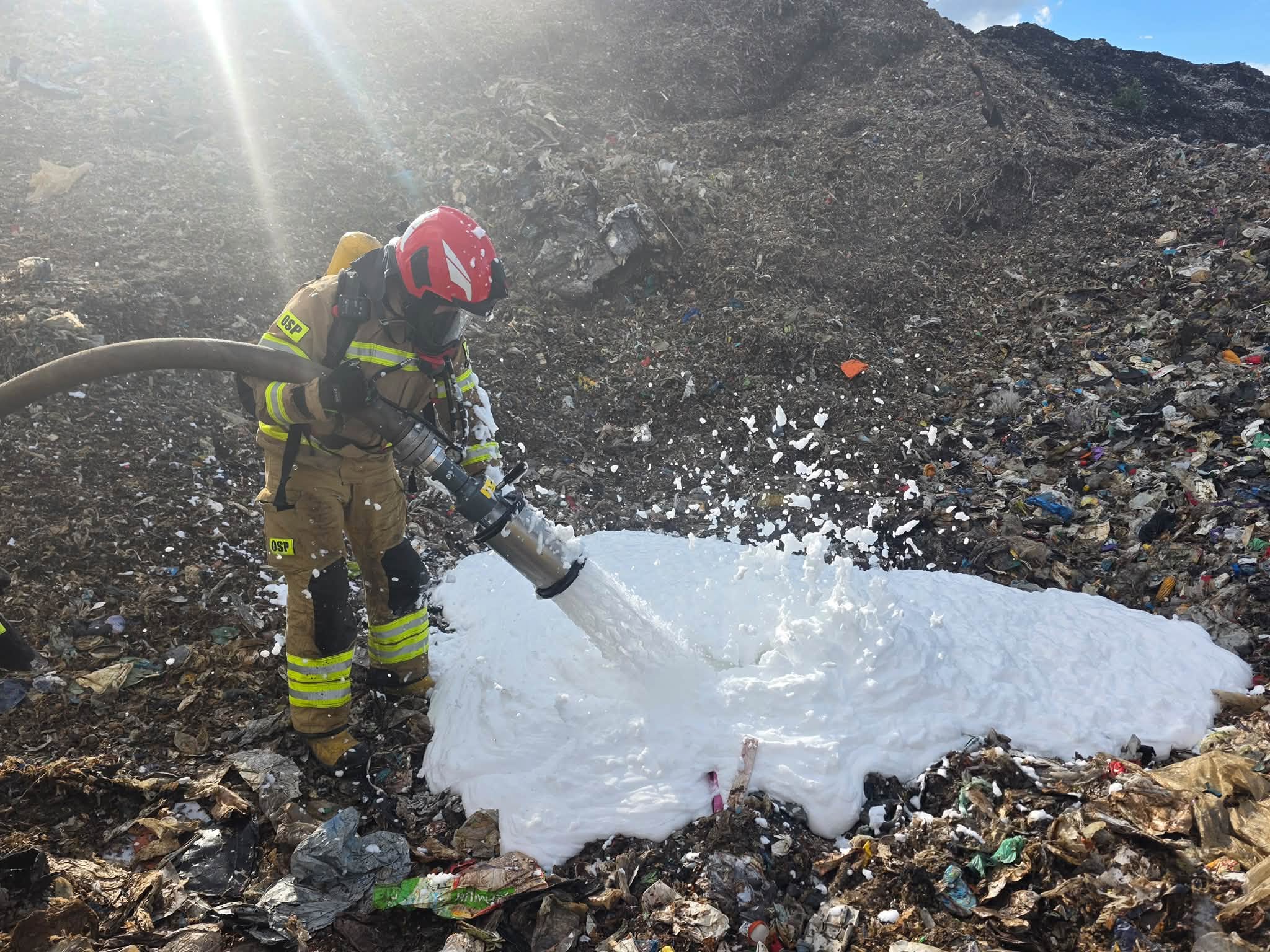 Ciężki sprzęt ruszył do akcji dogaszania wysypiska. Śledztwo trwa, a 43-latek nadal w areszcie [FOTO] 