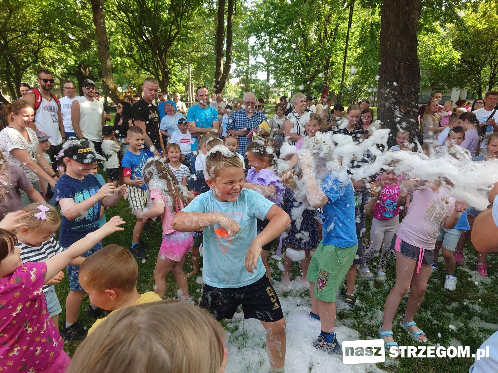 Dmuchańce, słodycze i piana party. Strzegomskie Planty zamieniły się w krainę zabawy  