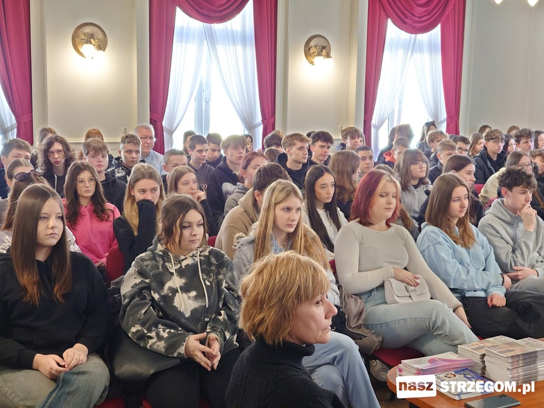 Młodzież poznała tajniki pracy w Urzędzie Miejskim w Strzegomiu [FOTO] 