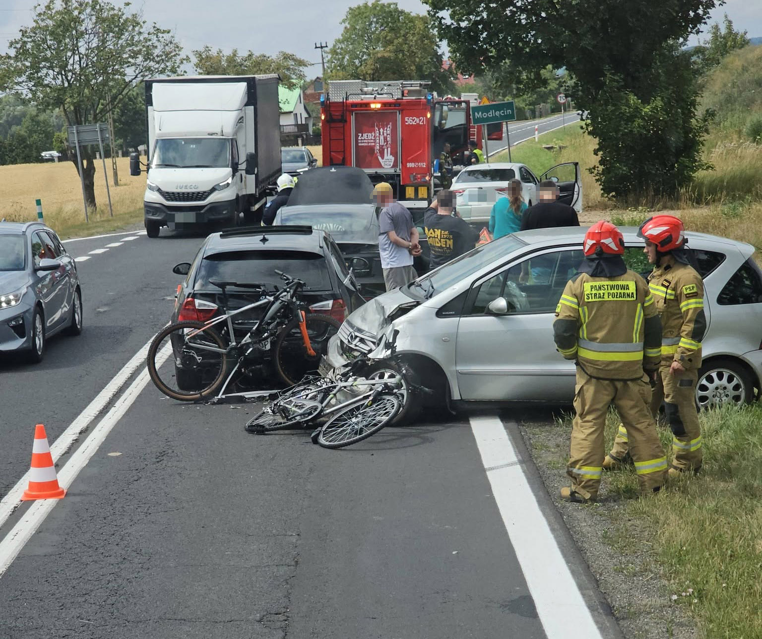 Zderzenie trzech pojazdów na krajowej „piątce” w Modlęcinie [FOTO] 