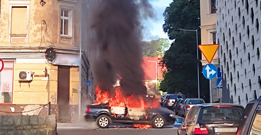 Pożar „osobówki” na Paderewskiego [FOTO+WIDEO] 