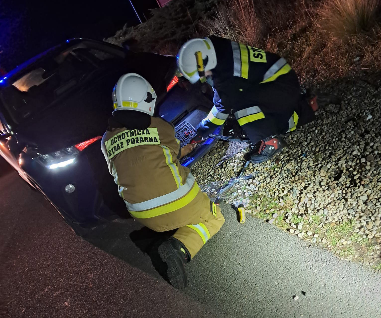Dzikie zwierzę utknęło pod pojazdem. Na pomoc ruszyli strażacy z Goczałkowa! 