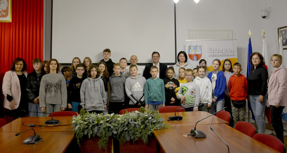 Uczniowie ze Stanowic poznawali tajniki pracy samorządu w Strzegomiu [FOTO] 