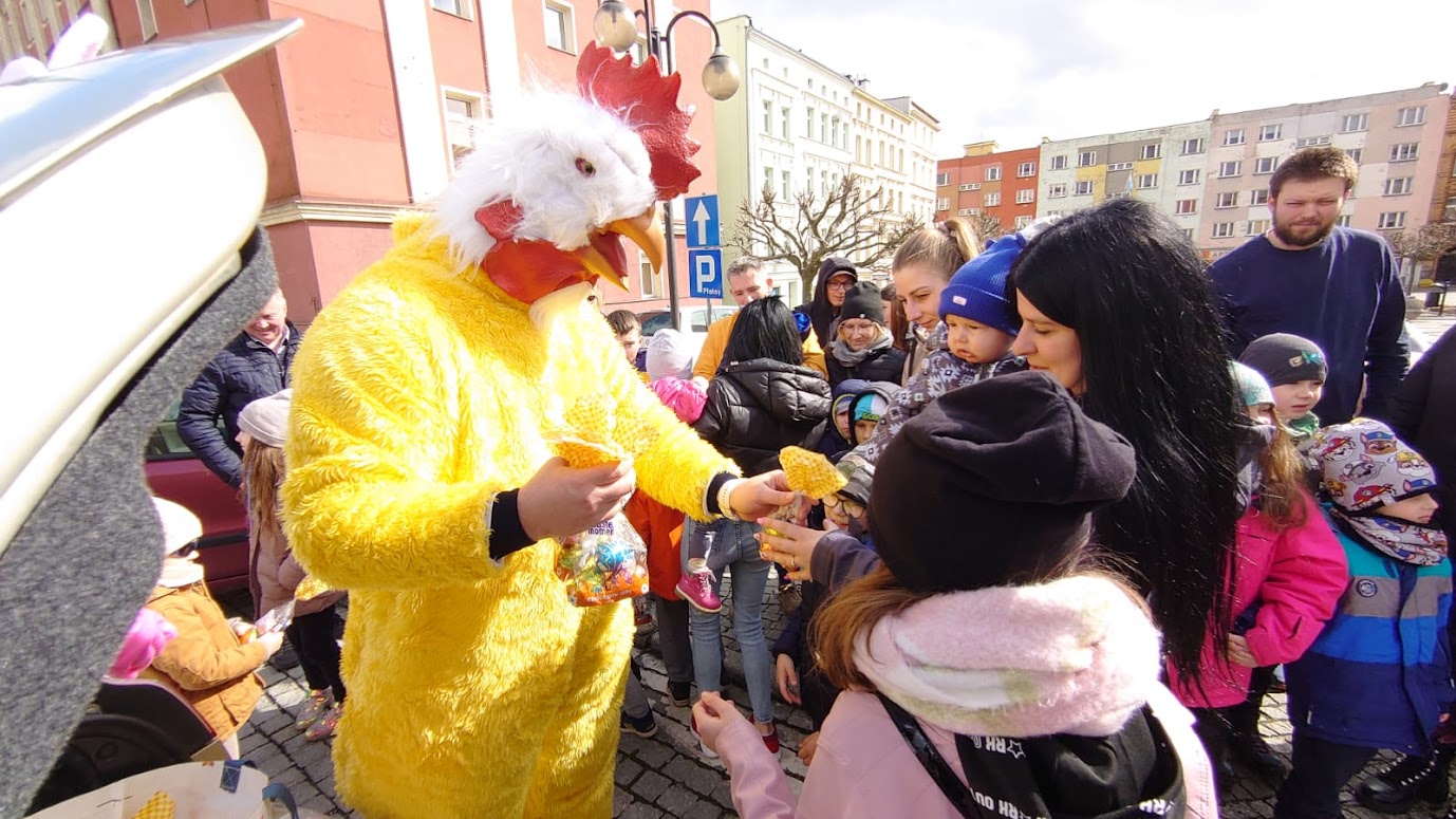 Wielkanocny zając z ekipą wyjechał na ulice miasta [FOTO] 