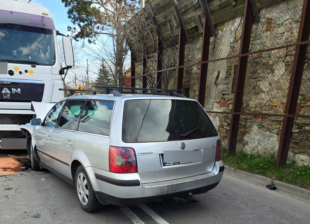 Pijany i z zatrzymanym prawem jazdy wjechał w ciężarówkę [FOTO] 