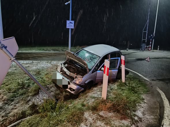 Kierowca „osobówki” jazdę zakończył w przydrożnym rowie [FOTO] 
