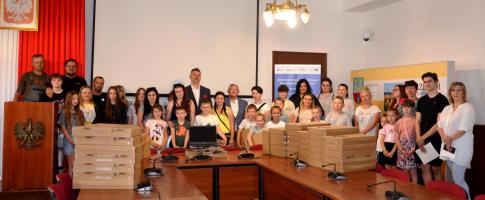 Pierwsze laptopy w rękach dzieci z rodzin byłych pracowników PGR [FOTO]